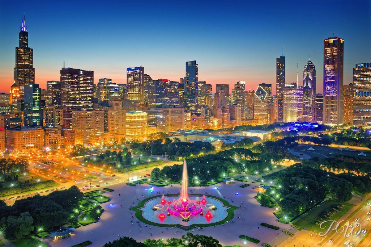 Buckingham Fountain and the Chicago skyline at twilight